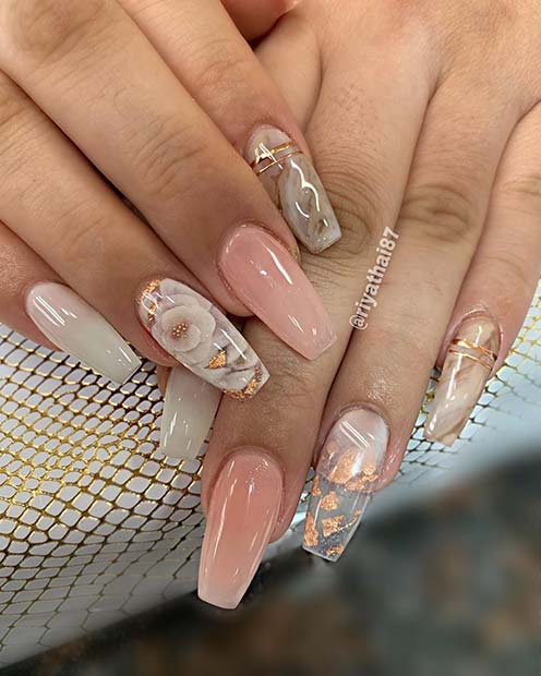 Ongles de cercueil à la mode avec un design d'accent floral