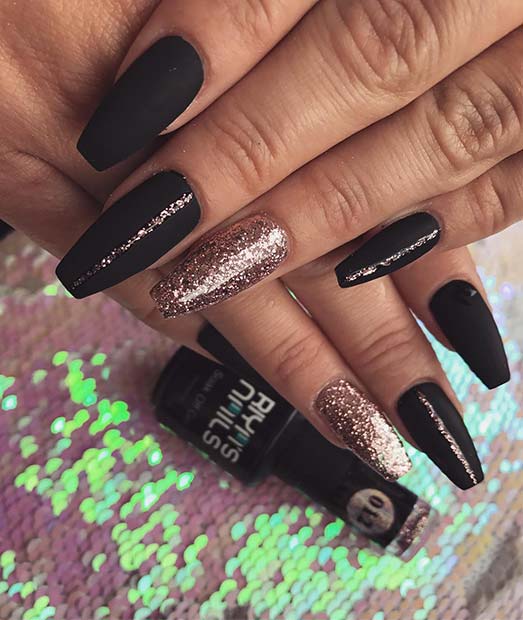 Ongles de cercueil à paillettes noires et dorées