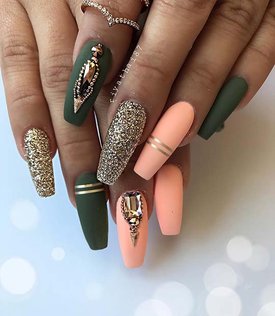 Ongles longs et mats de cercueil avec des paillettes et des strass