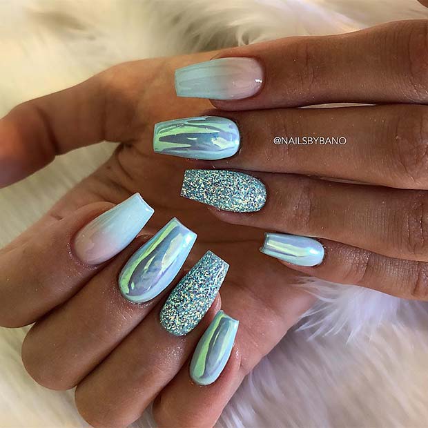 Ongles de cercueil bleu clair et chrome ombré