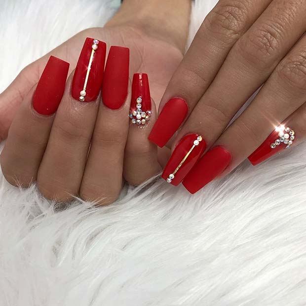 Ongles de cercueil rouges avec strass