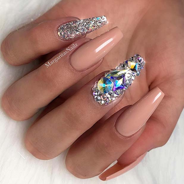 Ongles de cercueil nude avec paillettes et strass