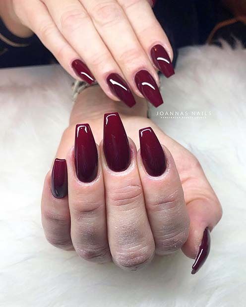 Ongles en gel rouge foncé brillants