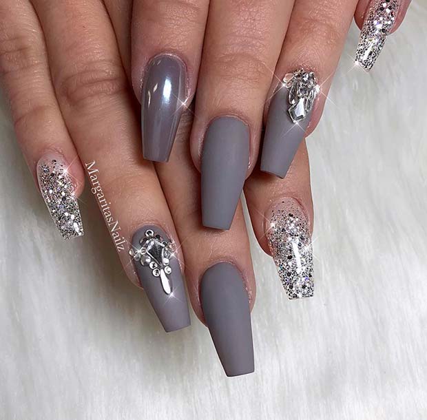 Glitter και Matte Grey Coffin Nails