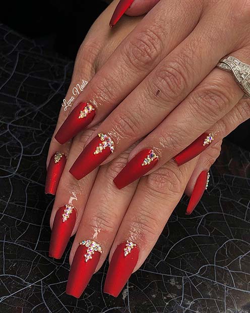 Ongles rouges riches avec strass
