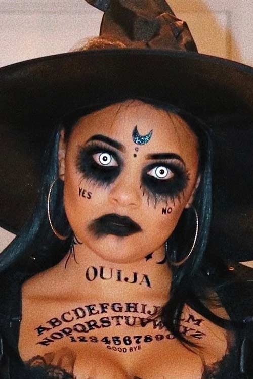 Look de maquillage de sorcière effrayant de planche Ouija