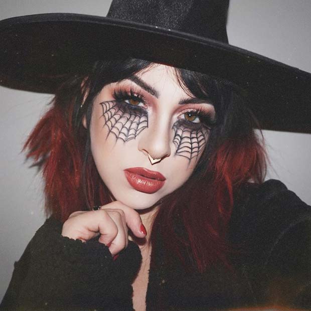 Maquillage de sorcière élégant avec des toiles d'araignée