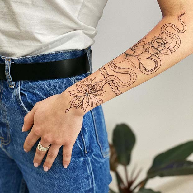 Τατουάζ χεριού φιδιού με λουλούδια