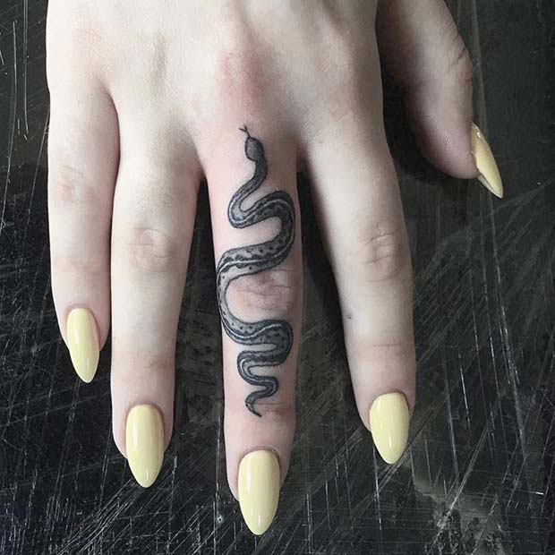Tatouage de doigt de serpent à la mode