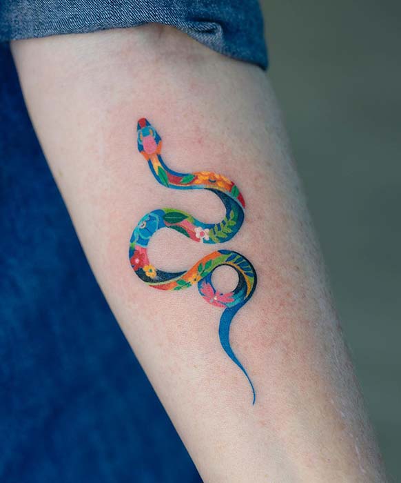 Tatouage de serpent coloré