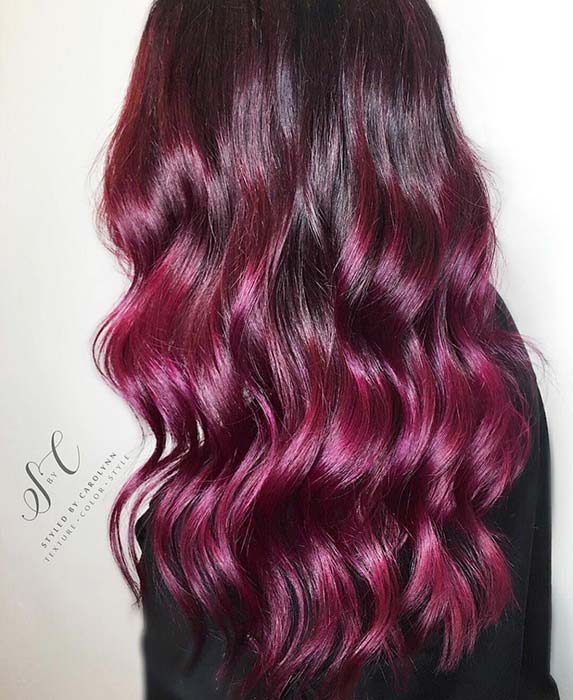 Cheveux bordeaux aux tons violets