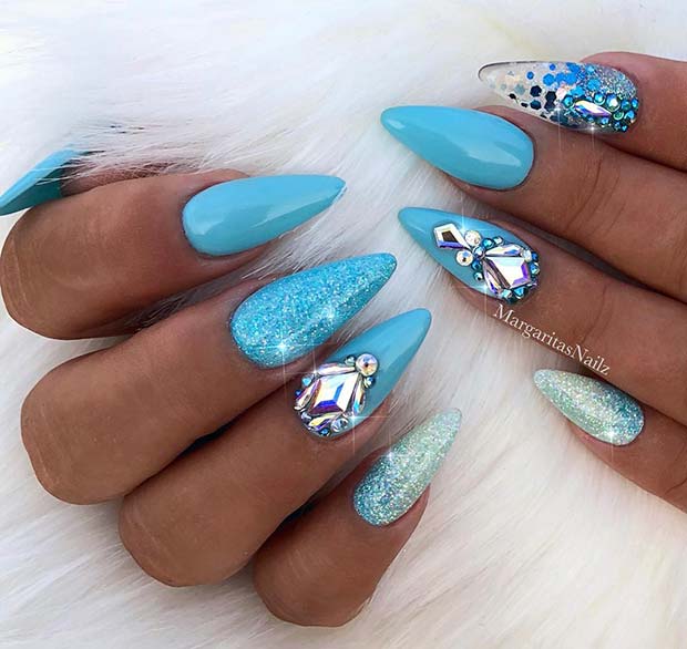 Ongles Stiletto courts et bleu clair