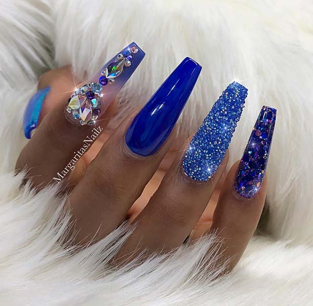 Design d'ongle bleu audacieux pour les ongles de cercueil