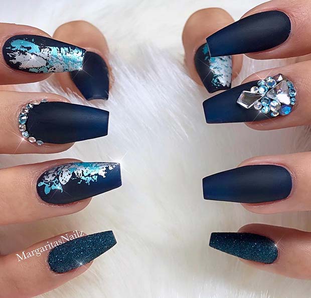 Ongles Bleu Foncé À La Mode