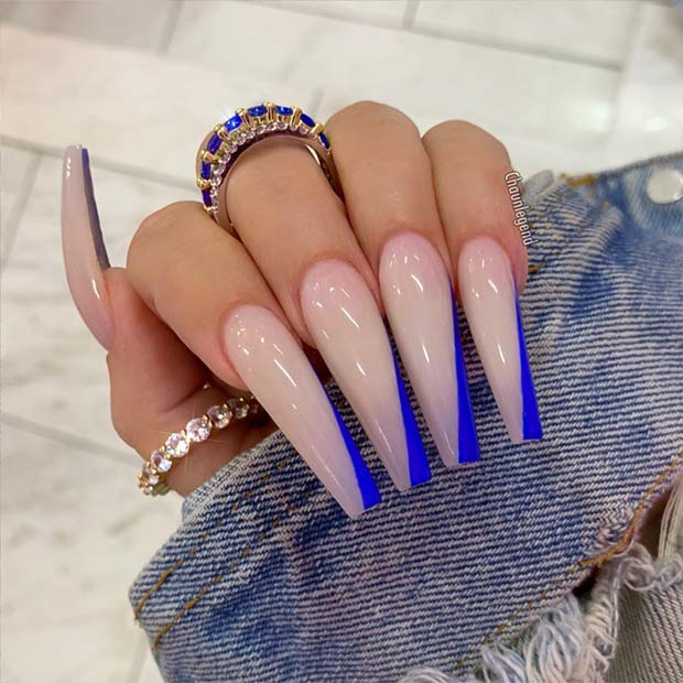 Ongles nude avec un design bleu tendance