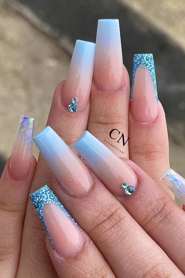 Conception d'ongles ombré bleu clair