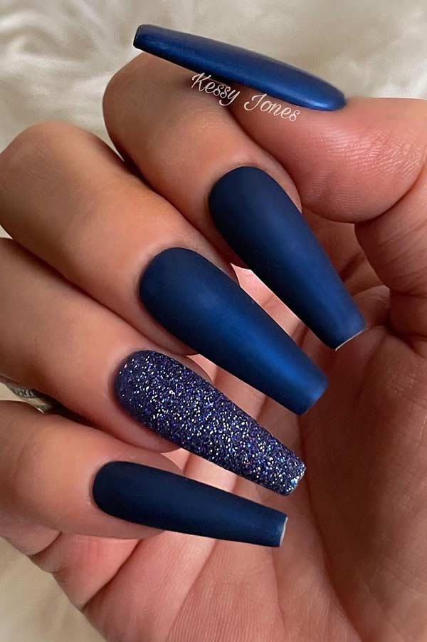 Conception d'ongles bleu foncé