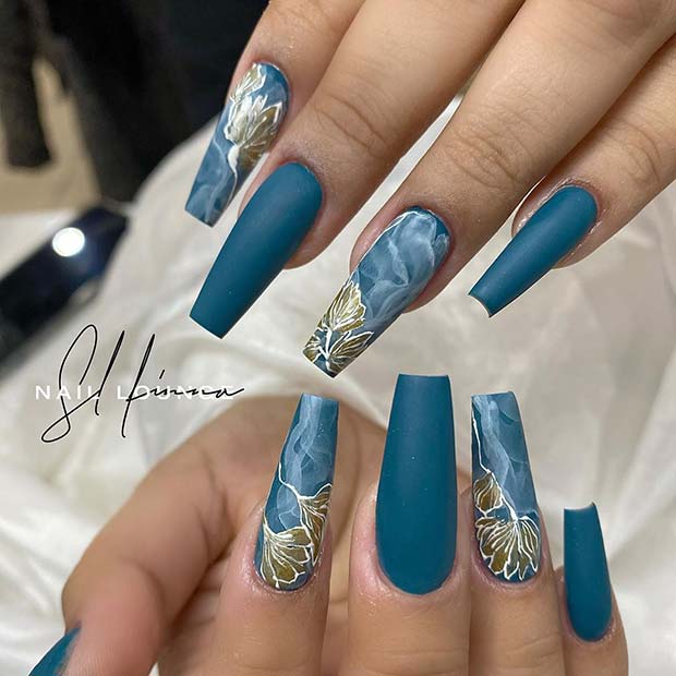 Ongles bleus mats avec un joli nail art