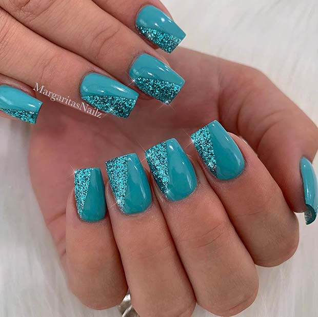 Ongles bleu vif avec paillettes