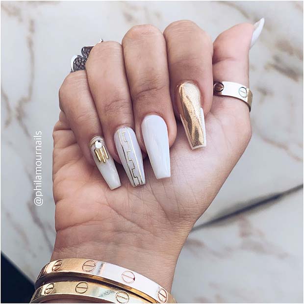 Ongles blancs avec du chrome doré et du nail art doré