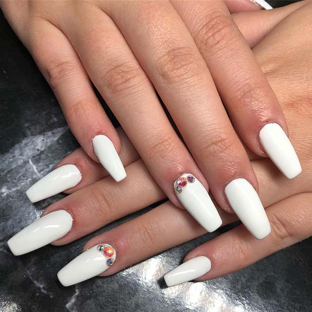 Ongles blancs avec ongle d'accent scintillant