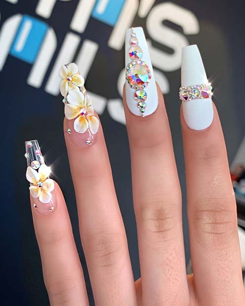 Ongles blancs avec de belles fleurs 3D