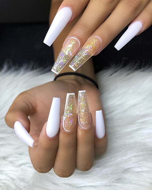 Ongles blancs avec des motifs clairs et brillants