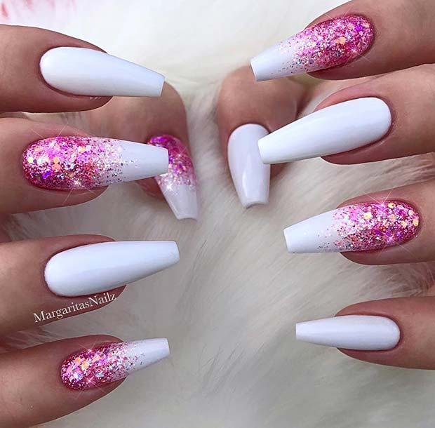 Λευκά νύχια με ροζ λάμψη