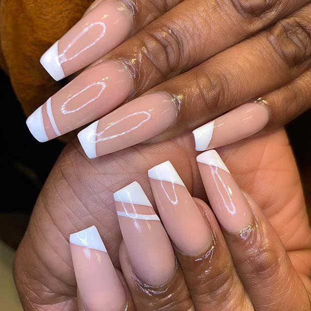 Ongles nude avec un nail art blanc tendance