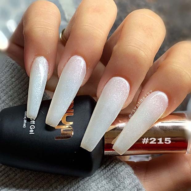 Longs ongles blancs de cercueil