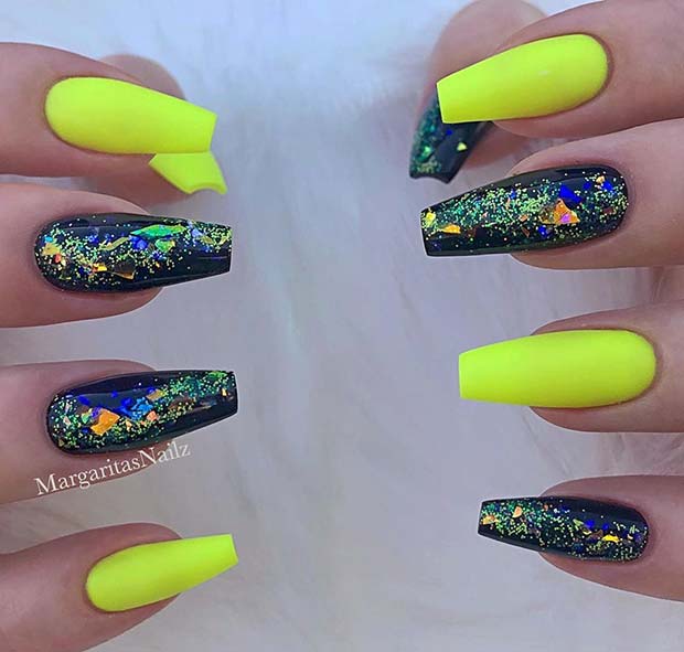 Ongles jaunes néon avec des clous noirs brillants