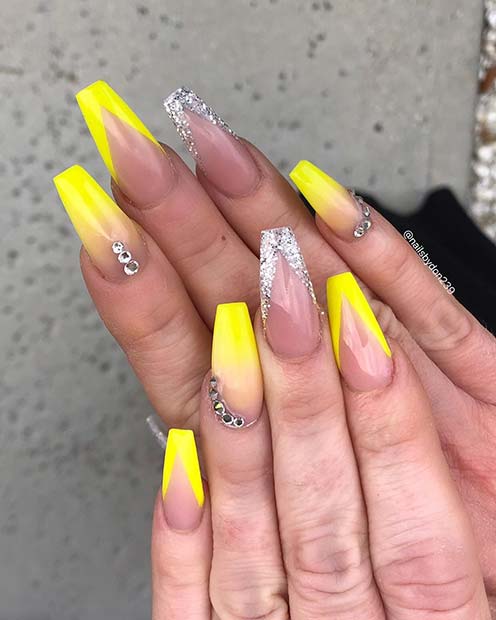 Ongles jaunes avec paillettes et strass