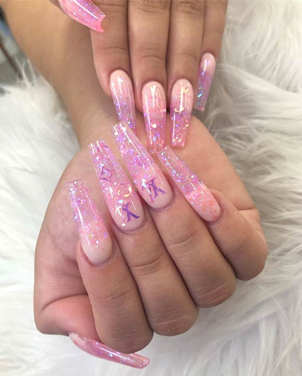 Conception d'ongles LV rose clair