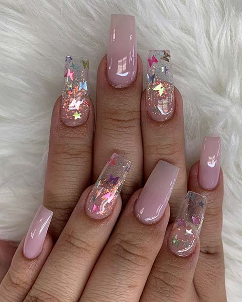 De jolis ongles roses avec des papillons