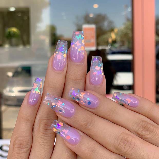 Ongles violets clairs avec des papillons
