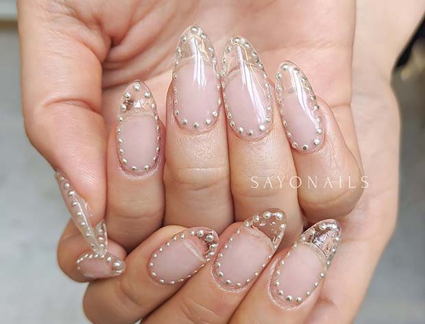 Ongles clairs en pointillés
