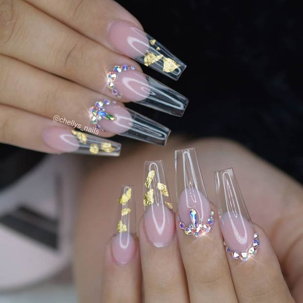 Ongles clairs avec des feuilles d'or