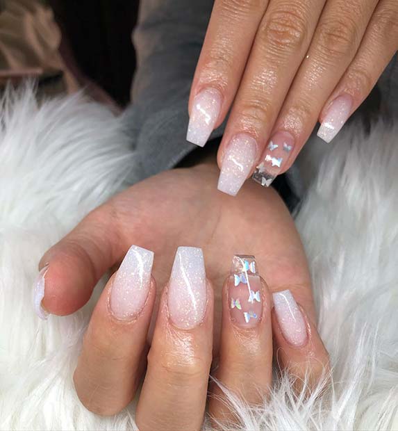 Ongles brillants avec un ongle clair et de jolis papillons