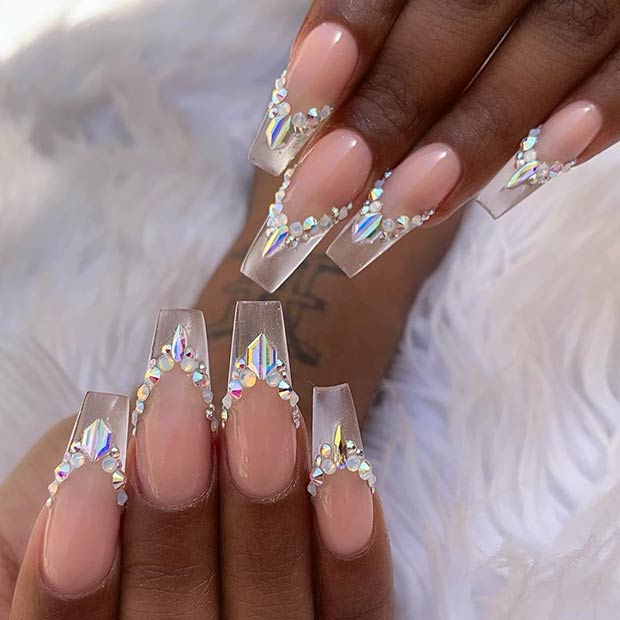 Ongles nude avec des pointes claires