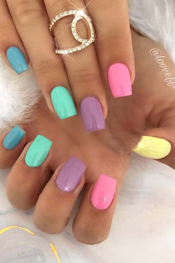 Ongles pastel brillants et colorés