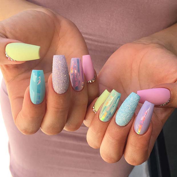 Ongles d'été glam pastel