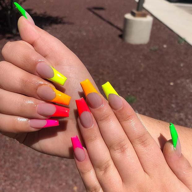 Ongles nude avec des pointes arc-en-ciel