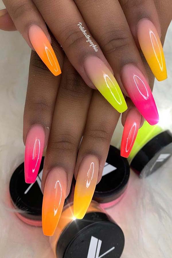 Ongles de cercueil au néon ombré