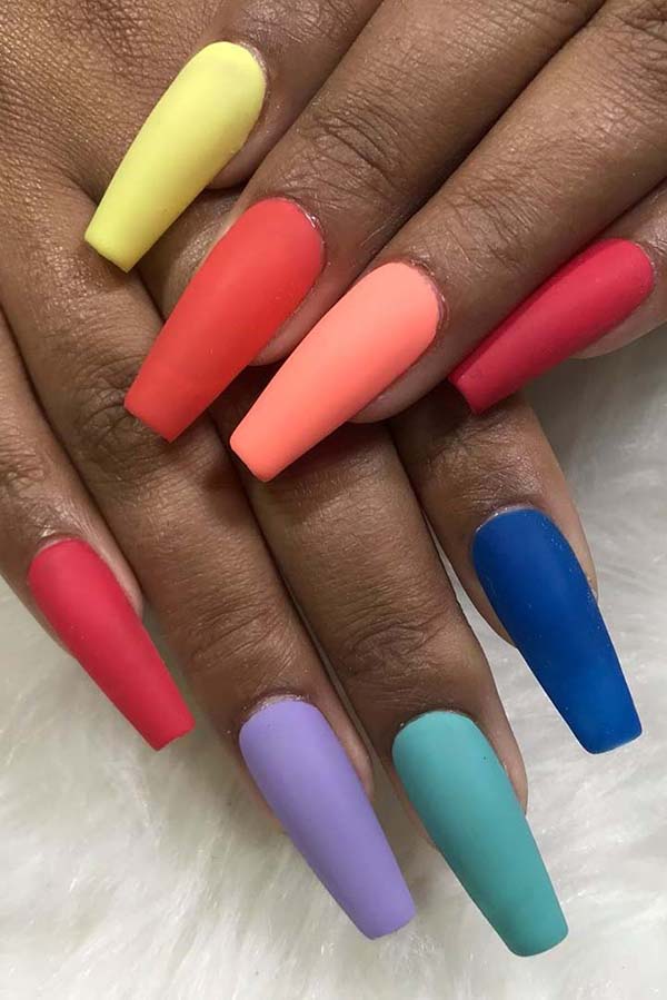 Ongles mats colorés pour l'été