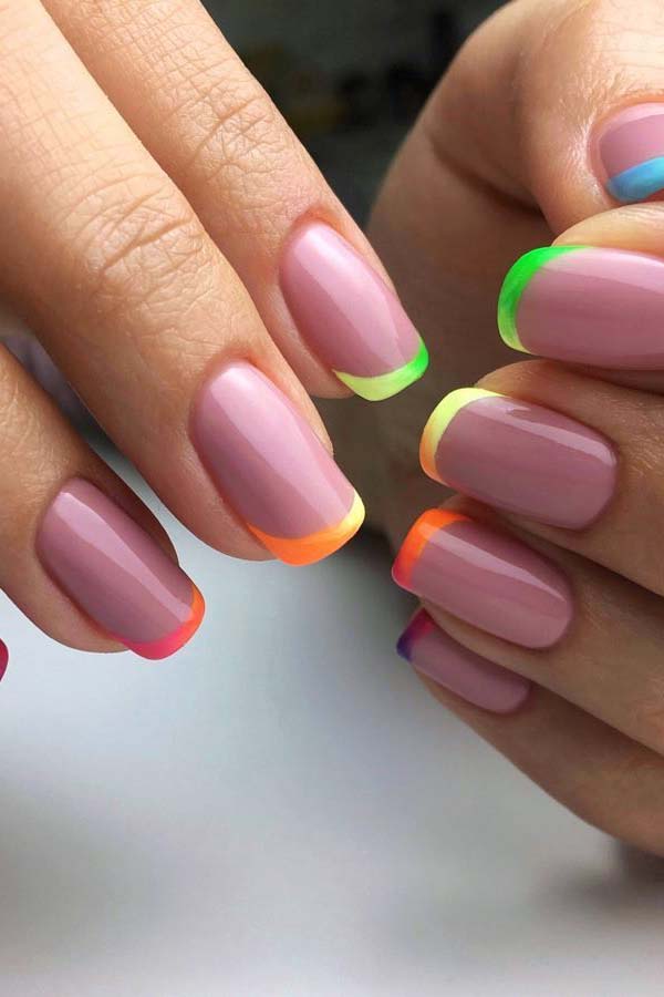 Ongles d'été avec des pointes colorées