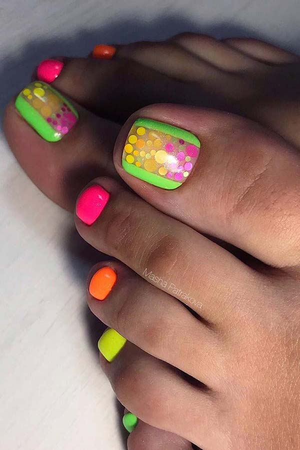 Ongles d'orteils colorés et néon