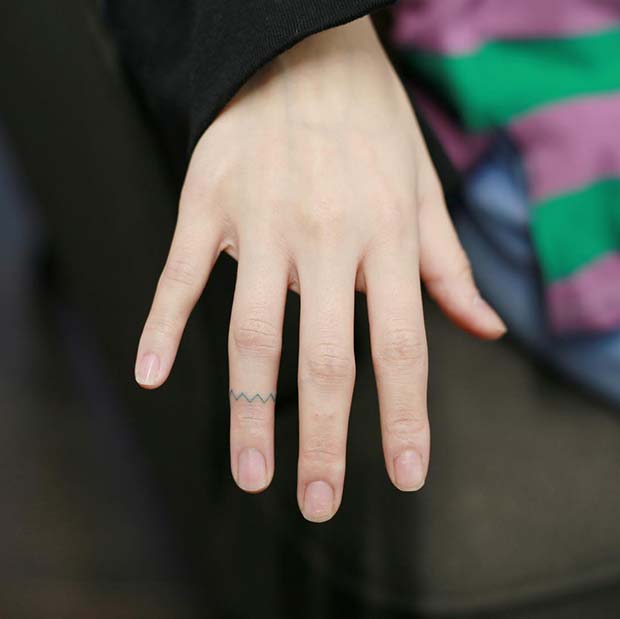 Tatouage de doigt à la mode en zigzag