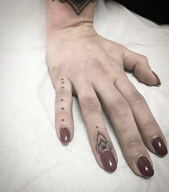 Tatouages ​​​​à la mode sur les doigts