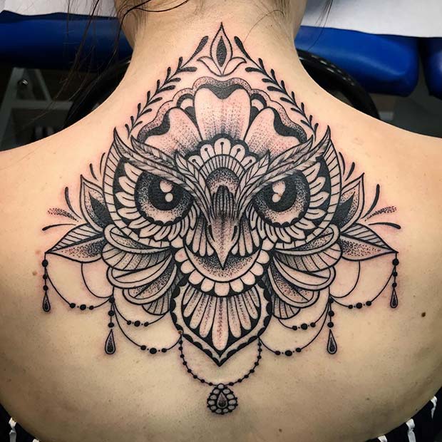 Tatouage de dos de hibou ornemental