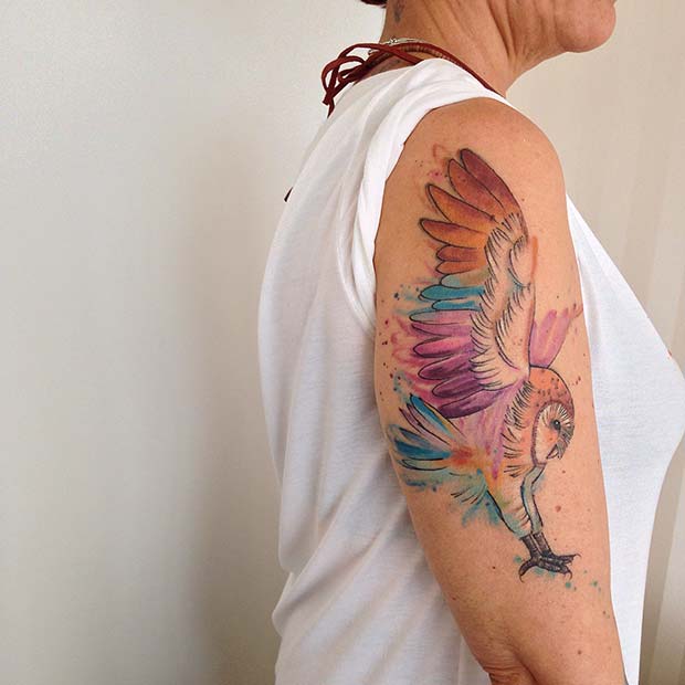 Tatouage de bras de hibou coloré